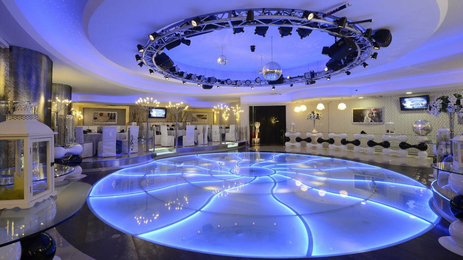 Sala Sinfonia: pista da ballo circolare illuminata di blu sotto un grande anello di luci